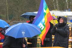 Regenschirme, Frau mit Peace-Fahne.