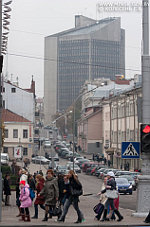 Minsk, Stadtansicht, im Vordergrund Passanten.