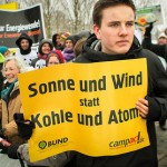 Demonstrant mit Plakat: »Sonne und Wind statt Kohle und Atom«.
