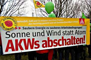 Transparent: »Sonne und Wind statt Atom. AKWs abschalten!«.