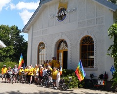 Gruppe Friedensradfahrer vor der Zentrale von SolarWorld in Bonn