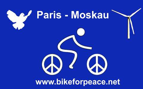 Blaue Fahne mit Friedenstaube, Windkraftanlage und Radfahrer: »Paris - Moskau. www.bikeforpeace.net«.