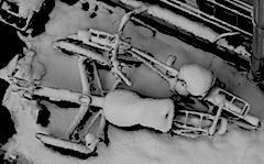 Von oben fotografiert: Zwei schneebedeckte Räder.