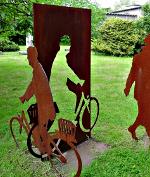 Skulptur aus Eisenplatte geschnitten: Radfahrer.