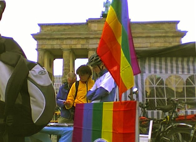 Bikeforpeace-Stand im Hintergrund Brandenburger Tor