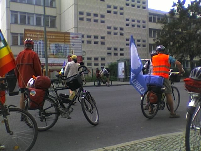 Radfahrerinnen und Radfahrer abfahrbereit, im Hintergrund unser Quartier die Evangelische Schule
