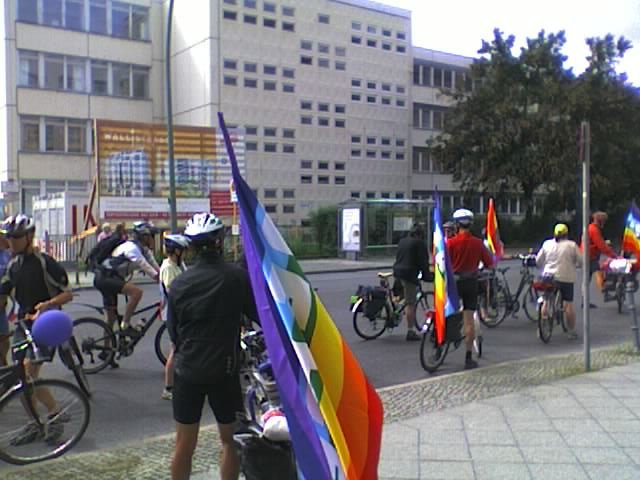 Radfahrerinnen und Radfahrer fahren ab, im Hintergrund unser Quartier die Evangelische Schule