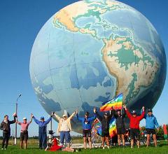 Bike for Peace am Denkmal »Erde« in Belarus.