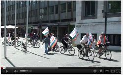 Aus dem Video: Friedensradfahrer mit Regenbogenfahnen.