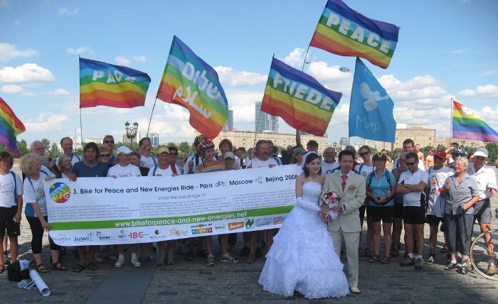 Moskau, Am Platz des Sieges. Bike-for-Peace-and-New-Energies-Gruppenbild mit Brautpaar
