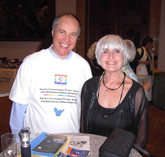 Barbara Rütting, 80, Schirmfrau der Friedensradfahrt 2008, und Karl von Koerber, Teilnehmer 2007
