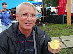 Klaus Köste zeigt uns seine Goldmedaille auf dem UZ-Pressefest 2007