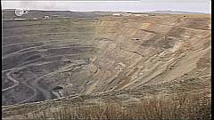 Tiefe Grube in der Landschaft - Uranabbau in Russland