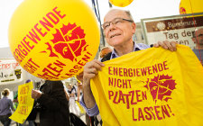 Demonstrant mit Losung auf Ballon: »Energiewende nicht platzen lassen!«.